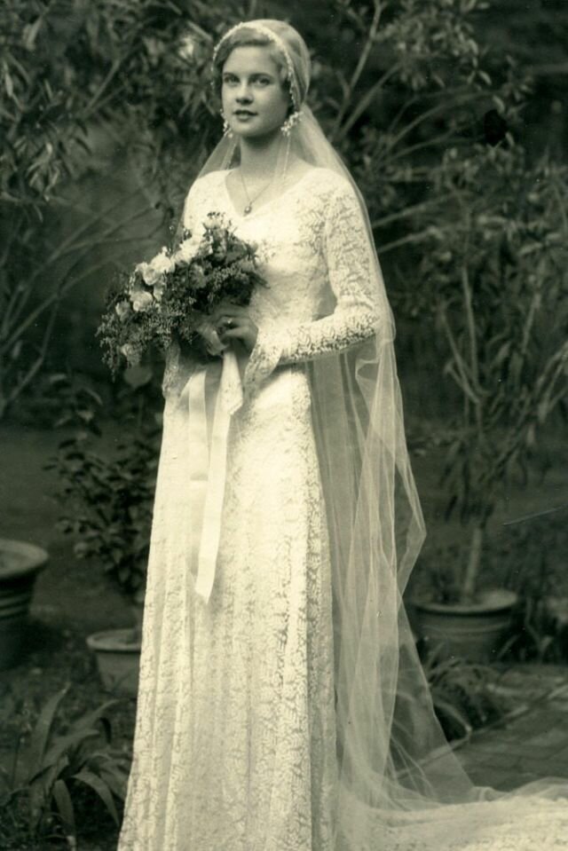 The Longer the More Elegant: 40 Cool Pics of the 1930s Brides in Their Very Long Wedding Dresses