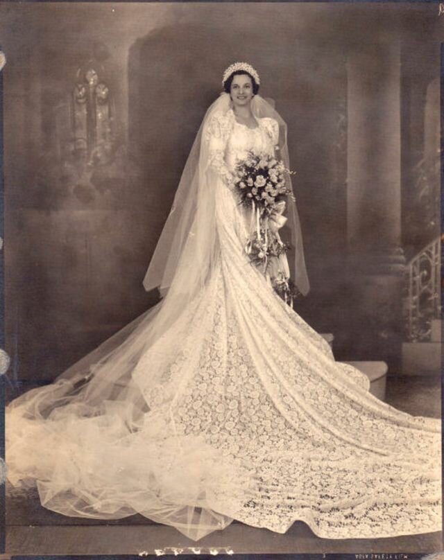 The Longer the More Elegant: 40 Cool Pics of the 1930s Brides in Their Very Long Wedding Dresses