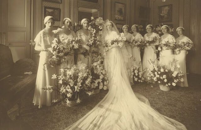 The Longer the More Elegant: 40 Cool Pics of the 1930s Brides in Their Very Long Wedding Dresses