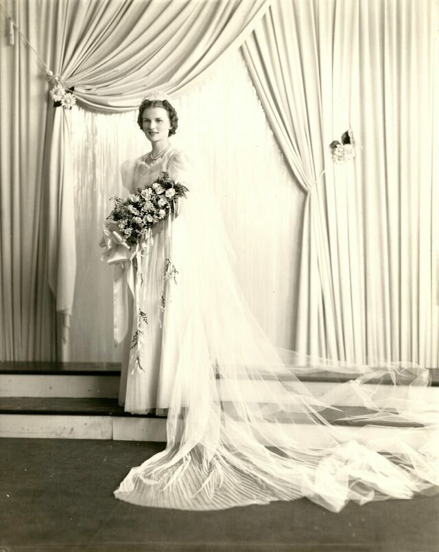 The Longer the More Elegant: 40 Cool Pics of the 1930s Brides in Their Very Long Wedding Dresses