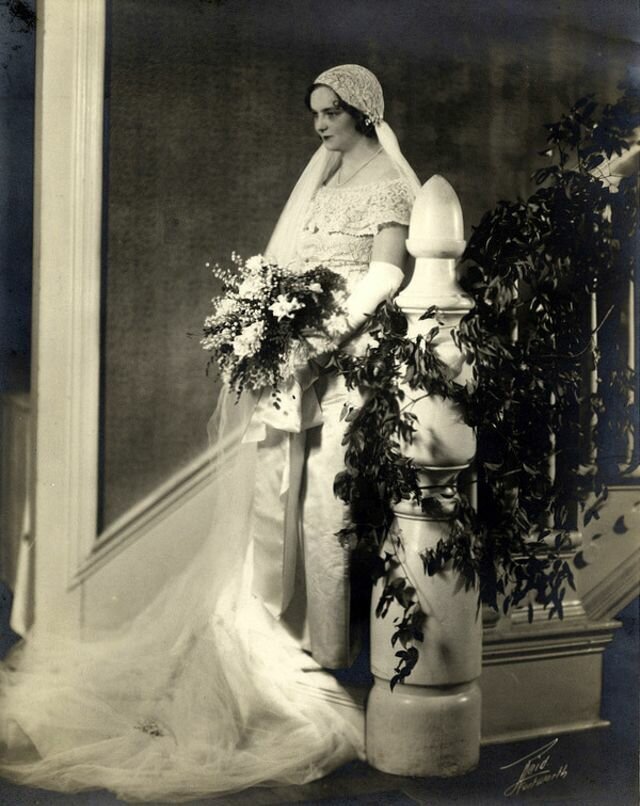 The Longer the More Elegant: 40 Cool Pics of the 1930s Brides in Their Very Long Wedding Dresses