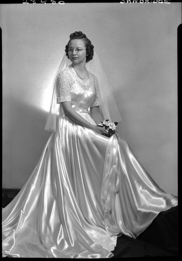 The Longer the More Elegant: 40 Cool Pics of the 1930s Brides in Their Very Long Wedding Dresses