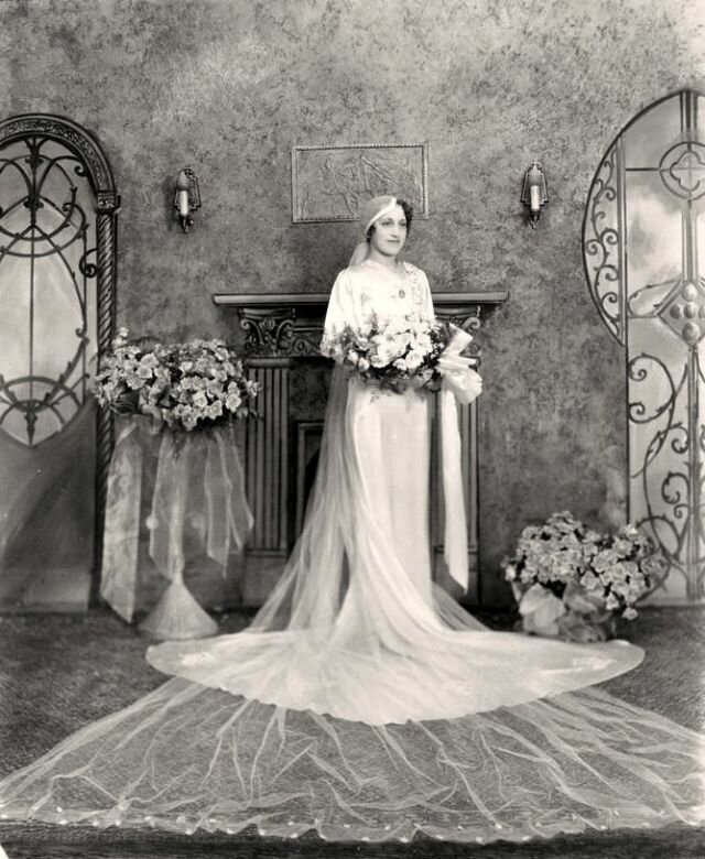 The Longer the More Elegant: 40 Cool Pics of the 1930s Brides in Their Very Long Wedding Dresses