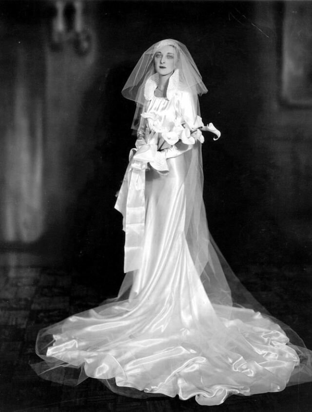 The Longer the More Elegant: 40 Cool Pics of the 1930s Brides in Their Very Long Wedding Dresses