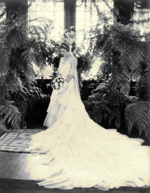 The Longer the More Elegant: 40 Cool Pics of the 1930s Brides in Their Very Long Wedding Dresses