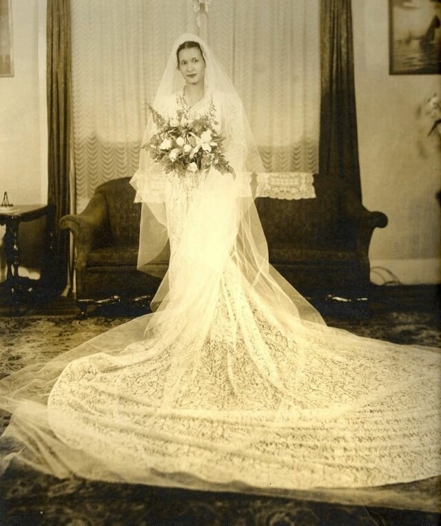 The Longer the More Elegant: 40 Cool Pics of the 1930s Brides in Their Very Long Wedding Dresses