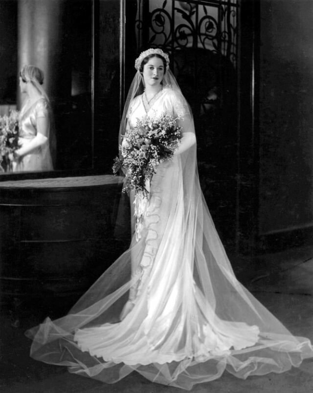 The Longer the More Elegant: 40 Cool Pics of the 1930s Brides in Their Very Long Wedding Dresses