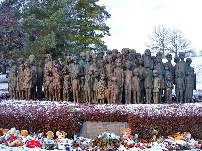This Heartbreaking Sculpture Depicts The 82 Kids That Were Handed Over To The Nazis