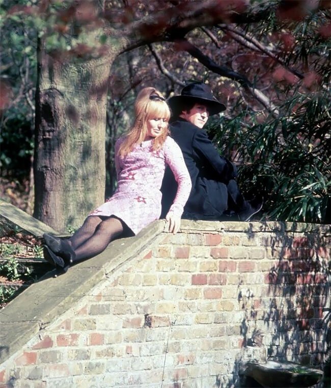 Beautiful Photos Of John Lennon With His First Wife Cynthia At Their Home In 1965