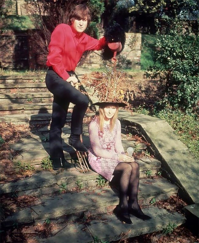 Beautiful Photos Of John Lennon With His First Wife Cynthia At Their Home In 1965