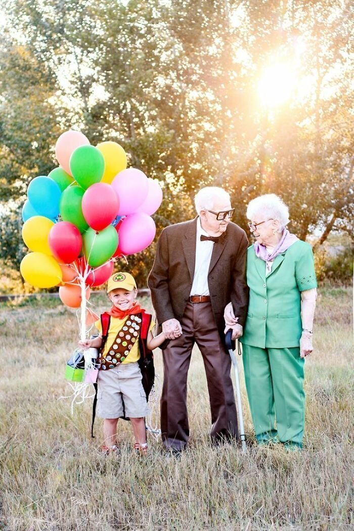 The photographer mom and her adorable son convinced his great grandparents to join in