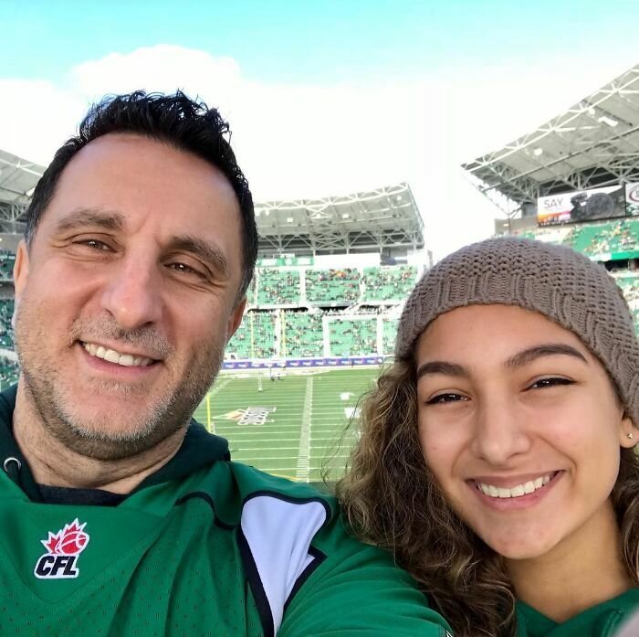 Dad Takes Photos Of Himself And His Daughter Sitting On The Couch Since 2007