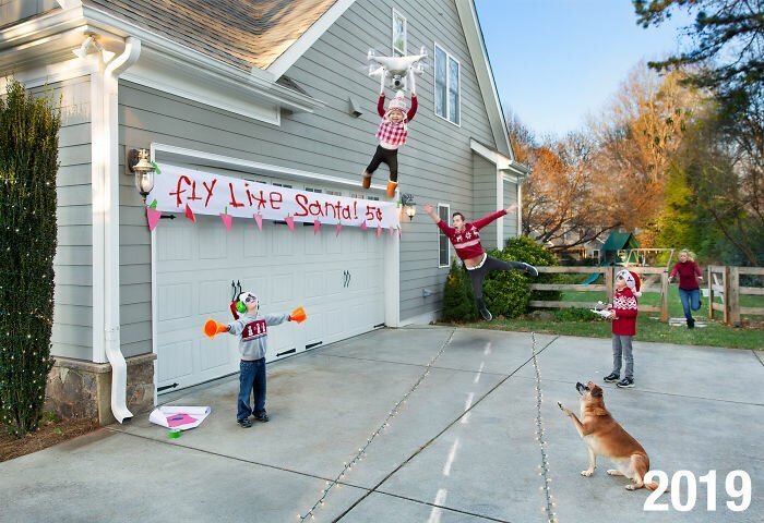 This Family Started Doing ‘Real Life’ Christmas Cards 6 Years Ago And They Get Crazier
