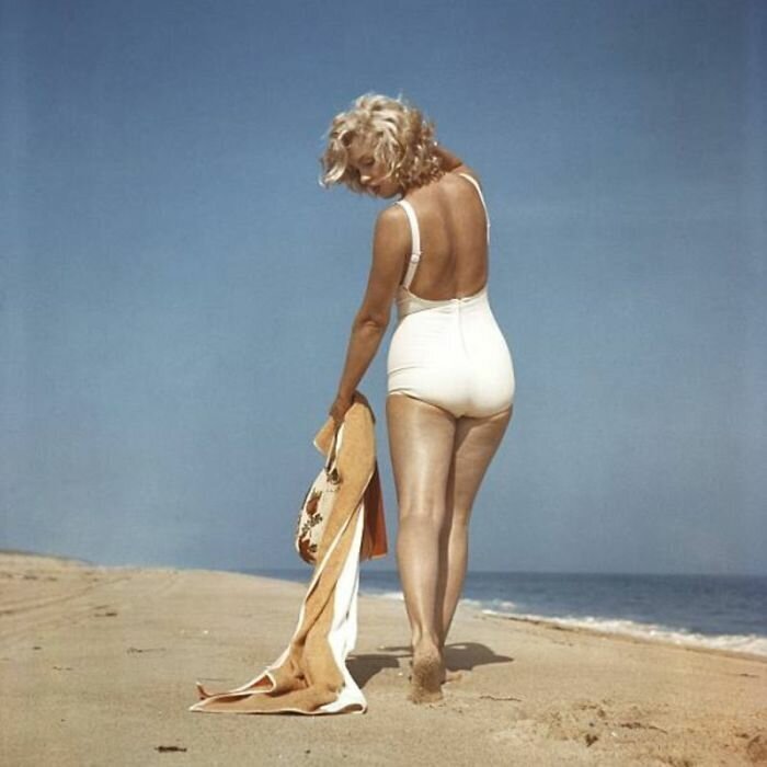 17 Photographs Of Marilyn Monroe On The Beach In New York Taken By Sam Shaw