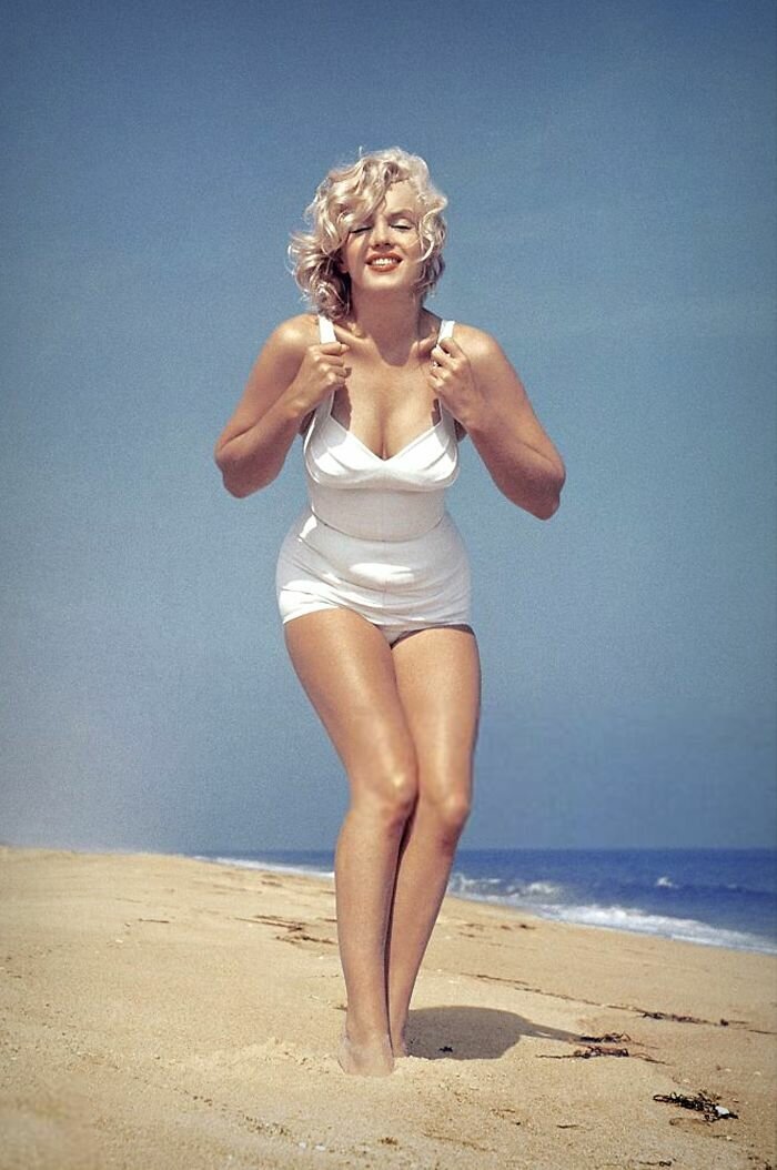 17 Photographs Of Marilyn Monroe On The Beach In New York Taken By Sam Shaw