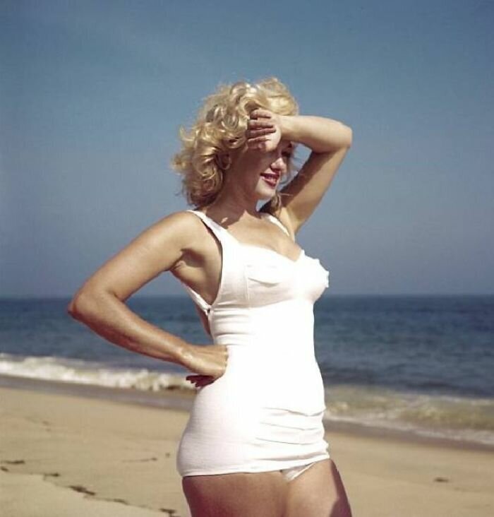 17 Photographs Of Marilyn Monroe On The Beach In New York Taken By