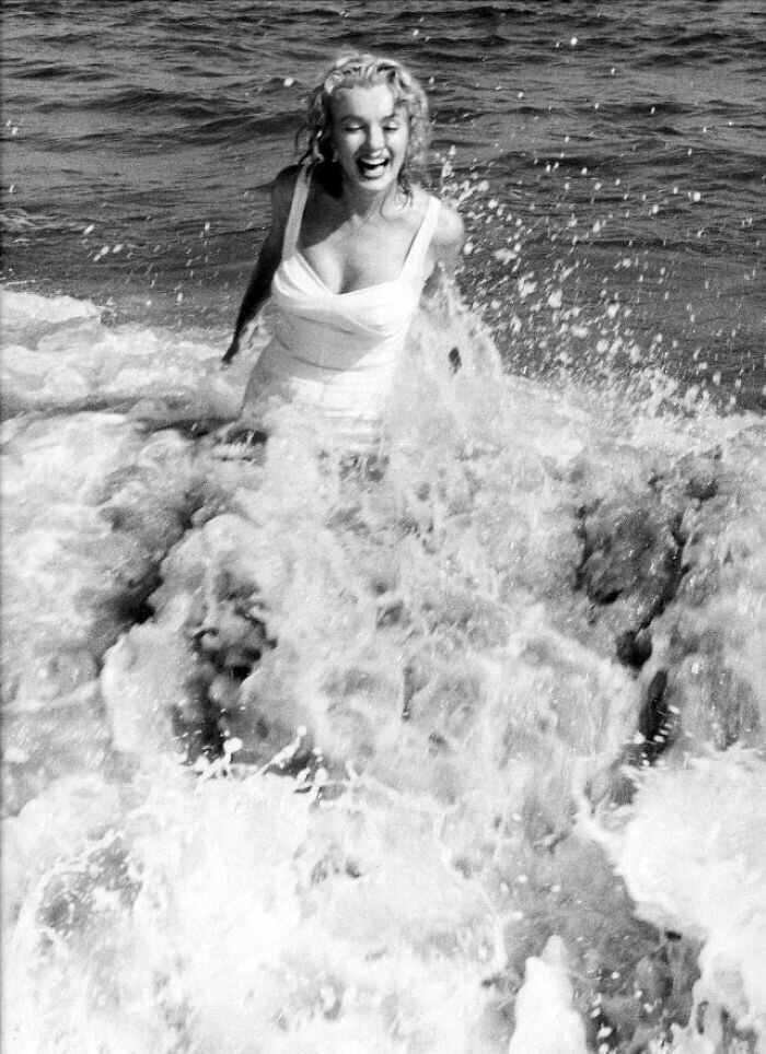 17 Photographs Of Marilyn Monroe On The Beach In New York Taken By Sam Shaw