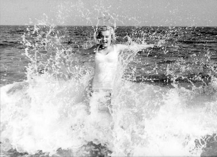 17 Photographs Of Marilyn Monroe On The Beach In New York Taken By Sam Shaw