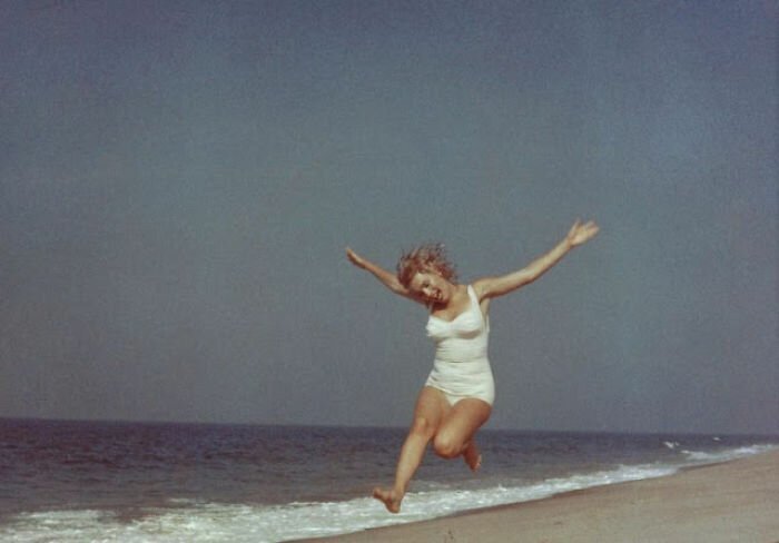 17 Photographs Of Marilyn Monroe On The Beach In New York Taken By Sam Shaw