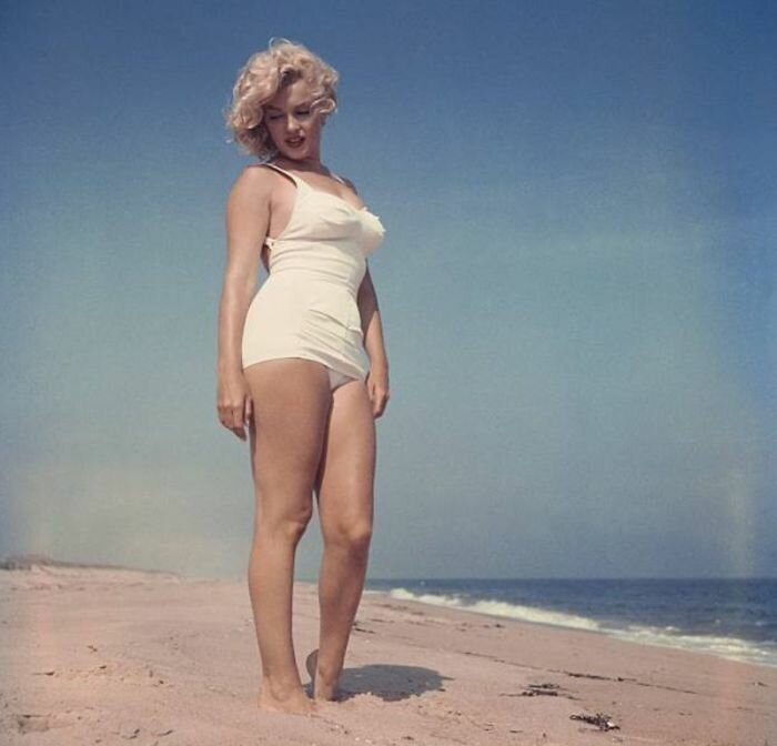 17 Photographs Of Marilyn Monroe On The Beach In New York Taken By Sam Shaw