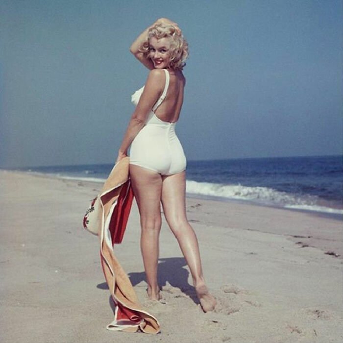 17 Photographs Of Marilyn Monroe On The Beach In New York Taken By Sam Shaw