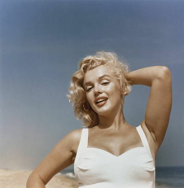 17 Photographs Of Marilyn Monroe On The Beach In New York Taken By Sam Shaw