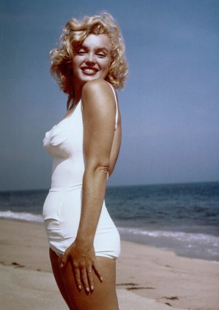 17 Photographs Of Marilyn Monroe On The Beach In New York Taken By Sam Shaw