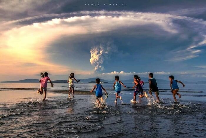 30 Photos That Show The Terrifying Power Of The Taal Volcano Which Just Erupted In The Philippines