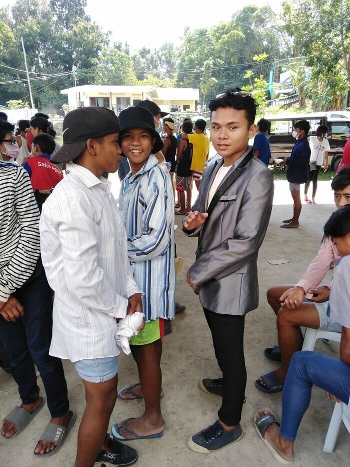 30 Funny Pics Of Filipinos Dressed Up In ‘Unsuitable’ Donated Clothes At A Volcano Evacuation Center