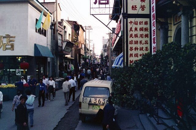 33 Fascinating Pics Capture Street Scenes of Beijing in 1990