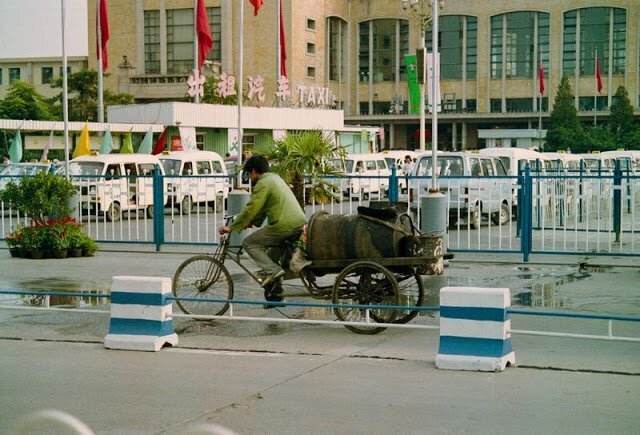 33 Fascinating Pics Capture Street Scenes of Beijing in 1990