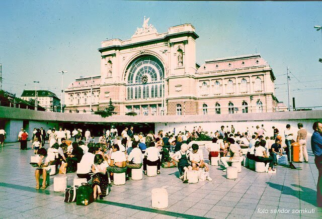 34 Fascinating Pics Capture Street Scenes of Budapest in the 1980s