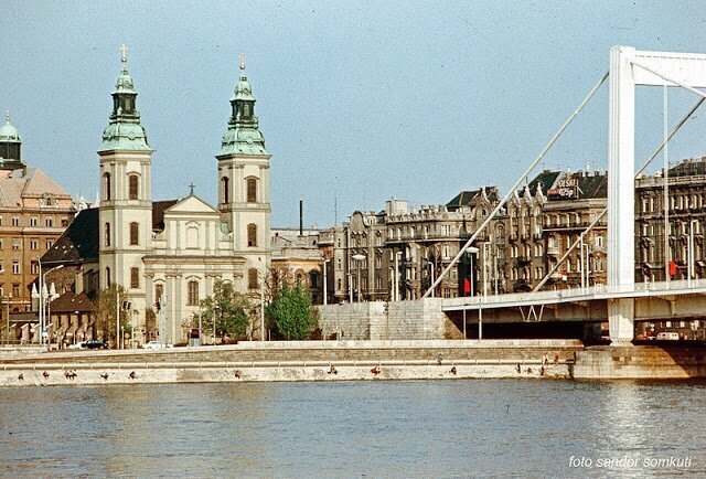 34 Fascinating Pics Capture Street Scenes of Budapest in the 1980s