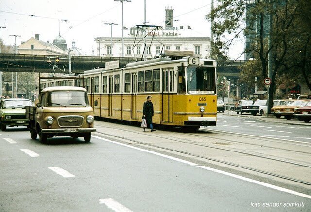 34 Fascinating Pics Capture Street Scenes of Budapest in the 1980s