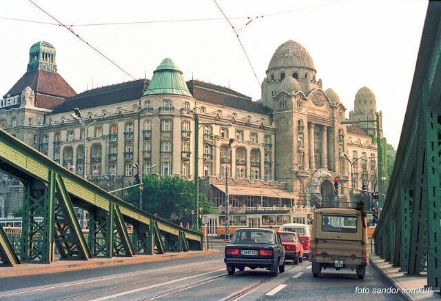 34 Fascinating Pics Capture Street Scenes of Budapest in the 1980s