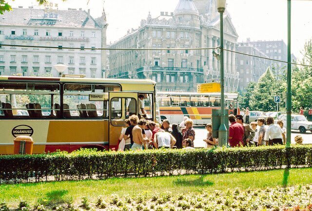 34 Fascinating Pics Capture Street Scenes of Budapest in the 1980s
