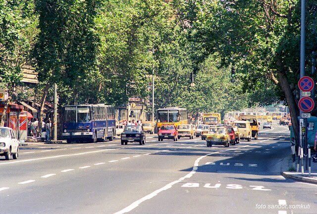 34 Fascinating Pics Capture Street Scenes of Budapest in the 1980s