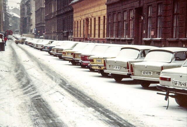 34 Fascinating Pics Capture Street Scenes of Budapest in the 1980s