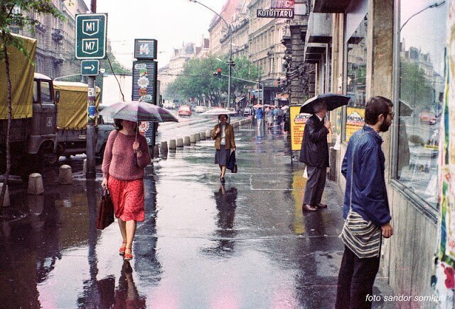 34 Fascinating Pics Capture Street Scenes of Budapest in the 1980s