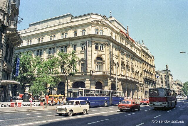 34 Fascinating Pics Capture Street Scenes of Budapest in the 1980s