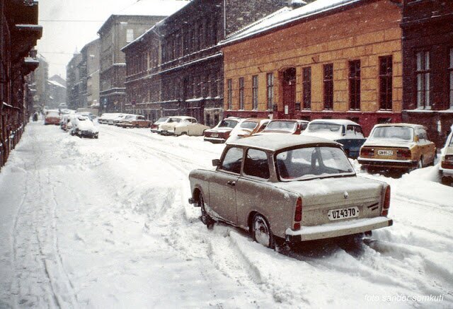 34 Fascinating Pics Capture Street Scenes of Budapest in the 1980s