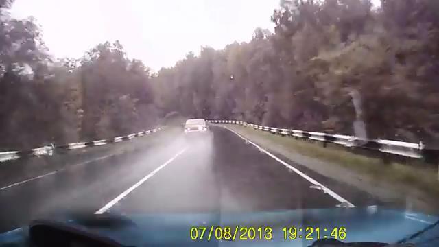 Авария на мокрой дороге 