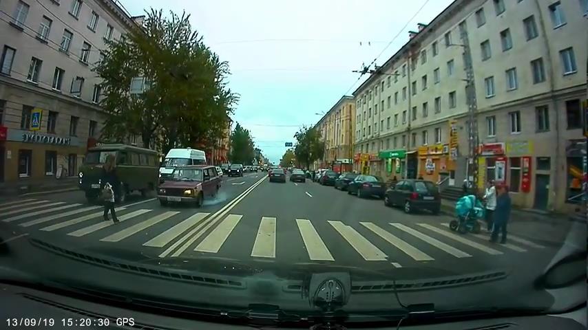 Сбили девушку на пешеходном переходе 