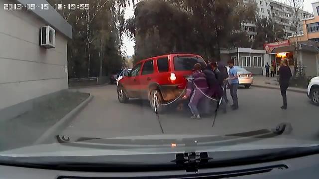 Спасение женщины из под колес внедорожника 