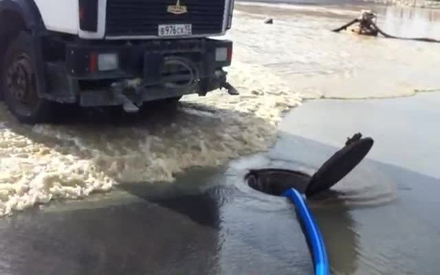 Как в России убирают лужу с дороги 