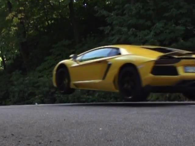 Прыжок Lamborghini Aventador 