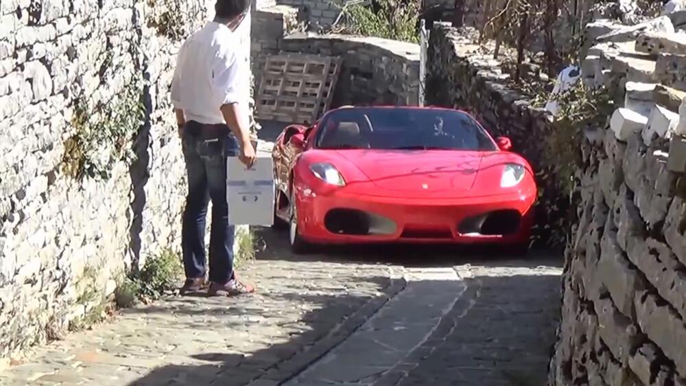 На Ferrari по узкой улочке 
