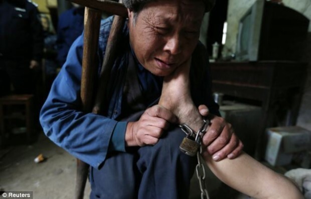 Почему ребенка в Китае приковали к цепи?