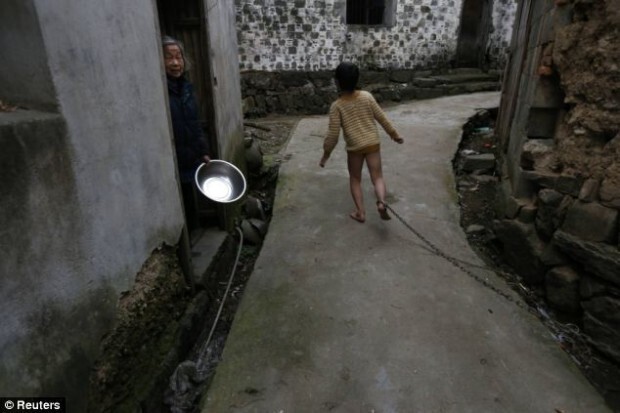 Почему ребенка в Китае приковали к цепи?