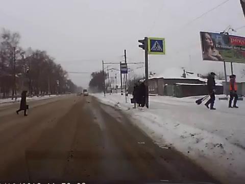 Чуть не сбил 
